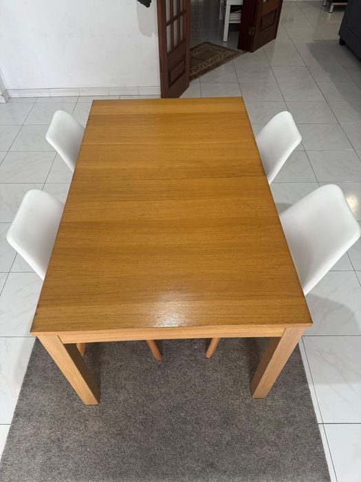 Mesa extensiva com 4 cadeiras