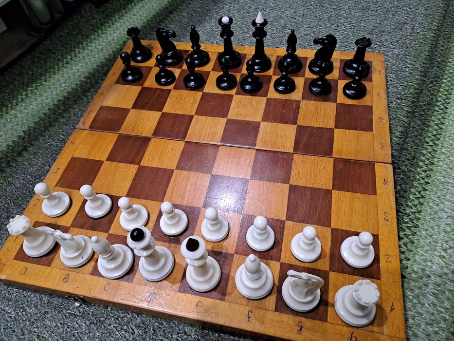 Шахмати  радянськи, карболитовие.