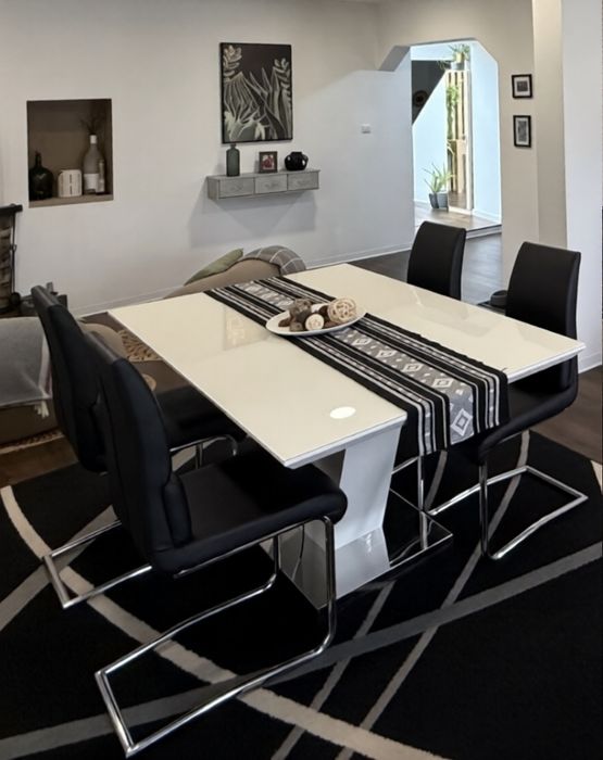 Mesa de Jantar Extensível em Vidro Branco + 4 Cadeiras — 300 €