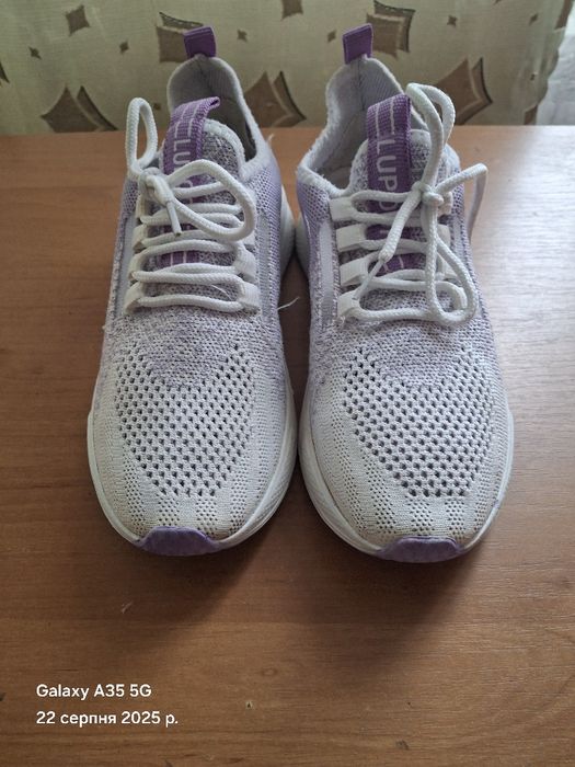 Кросівки спортивні