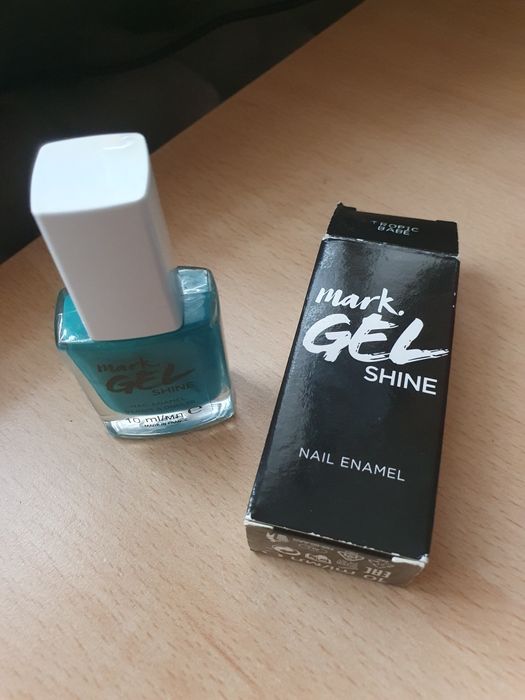 Sprzedam.nowy lakier do paznokci Avon