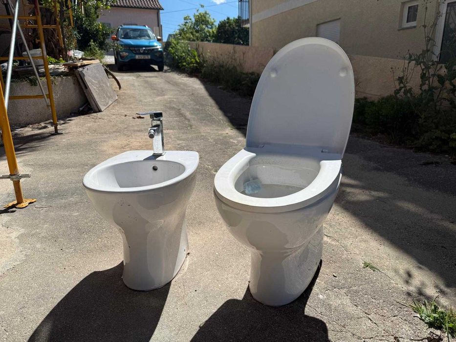 Conjunto de móvel, espelho e sanitários de casa de banho