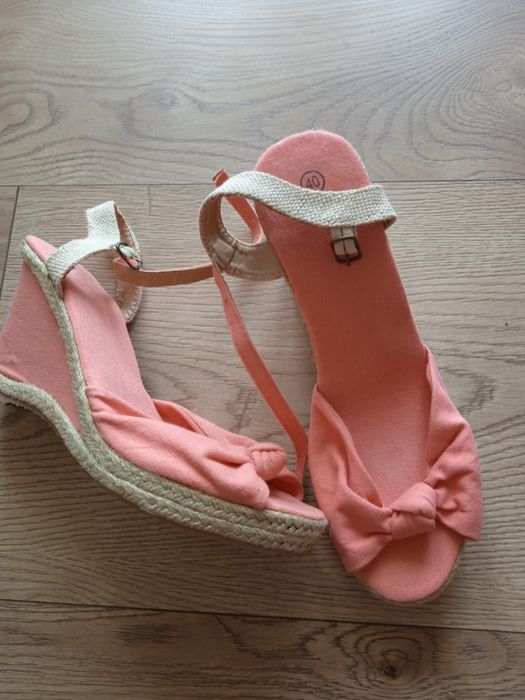 Nowe sandałki na koturnie rozm.40