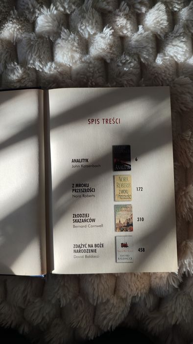 Książki: Analityk, Z mroku przeszłości Złodziej skazańców Nora Roberts