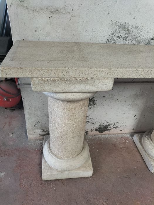 Coluna de pedra branca