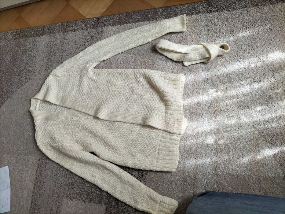 Kremowy sweter z paskiem hand made