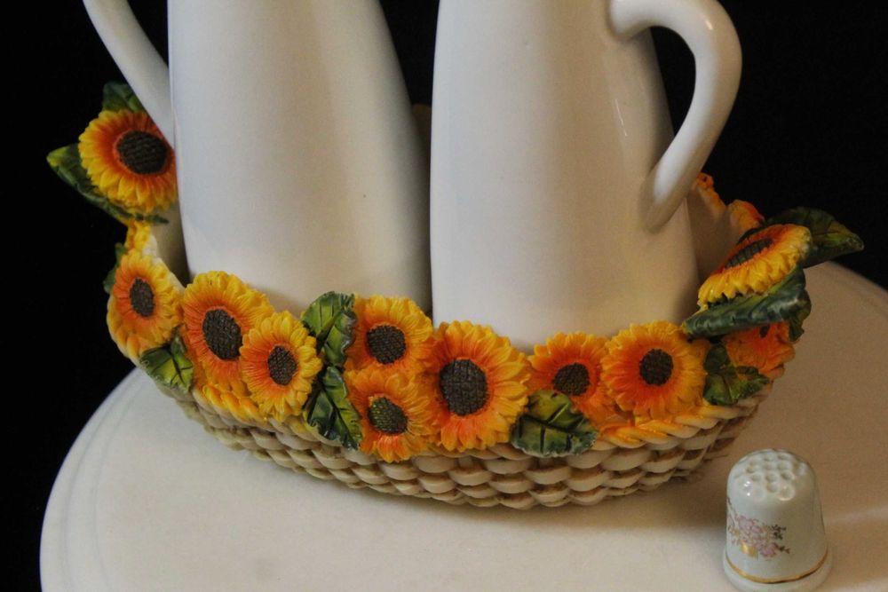 Galheteiro dos anos 70, com girassóis pintados à mão