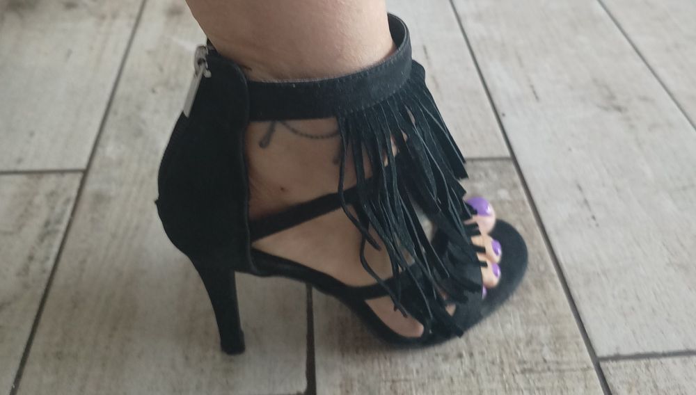 Sandały na obcasie.