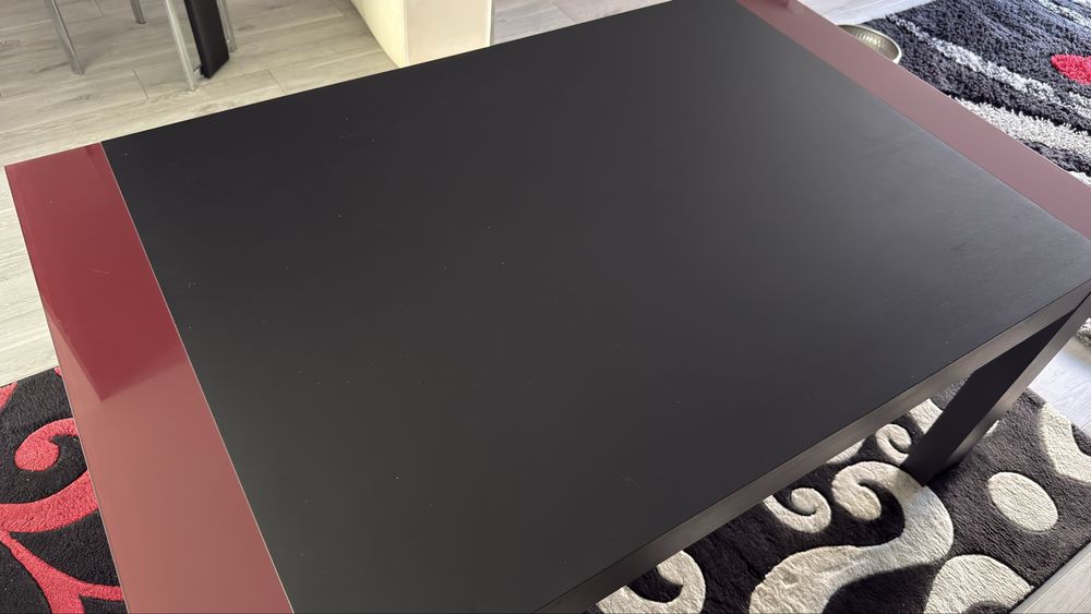 Vendo mesa de sala extensível + 4 cadeiras +tapete. Tudo em otimo estado.