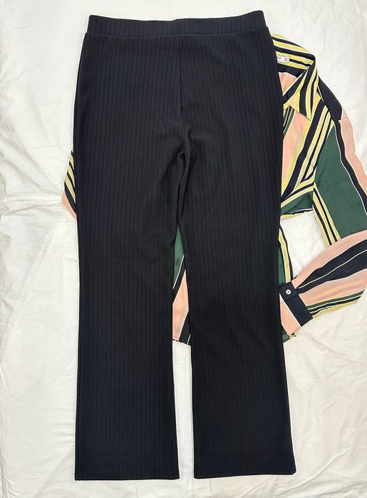 Papaya чорні брюки кльош в рубчик, трикотажні штани палаццо на резинці