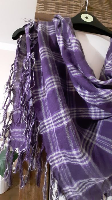 Chusta damska z frędzelkami.