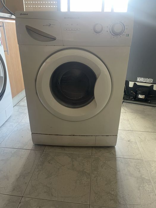 Maquina lavar roupa a funcionar