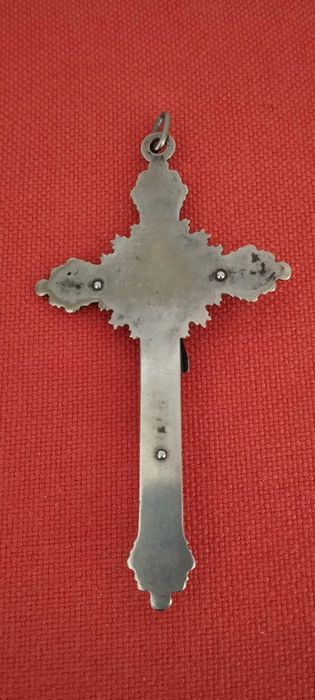 Crucifixos e cruz antigos em bom estado