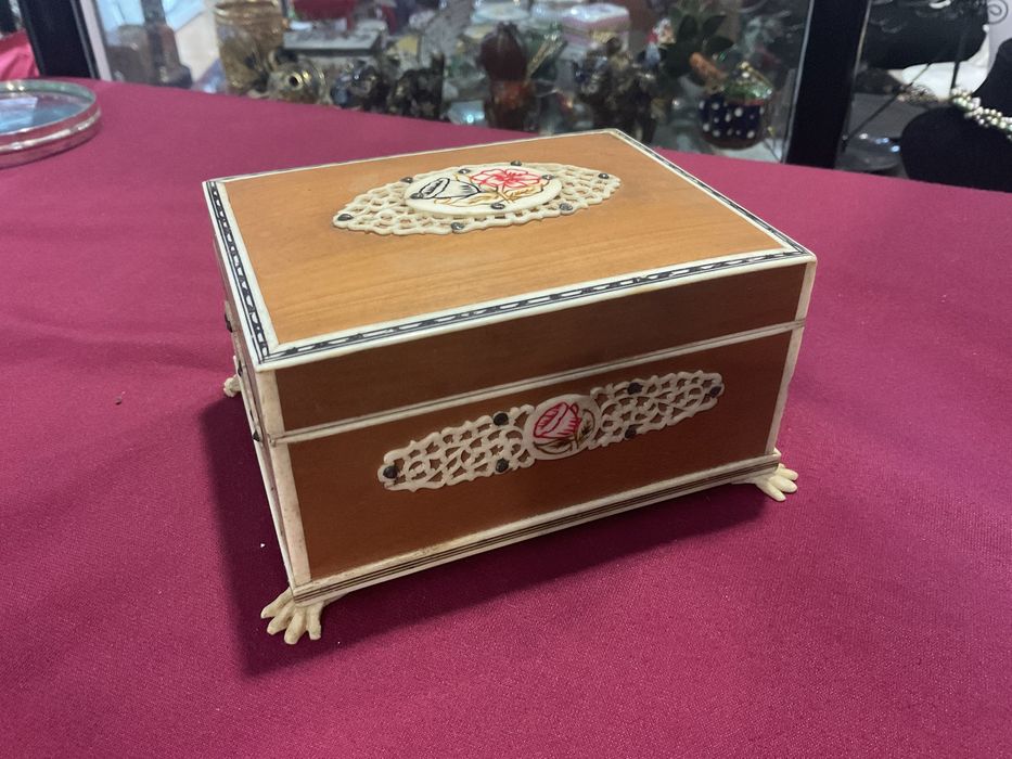 Caixa joias trabalho inlaid em osso ,mad,sândalo 12x09x07 cm