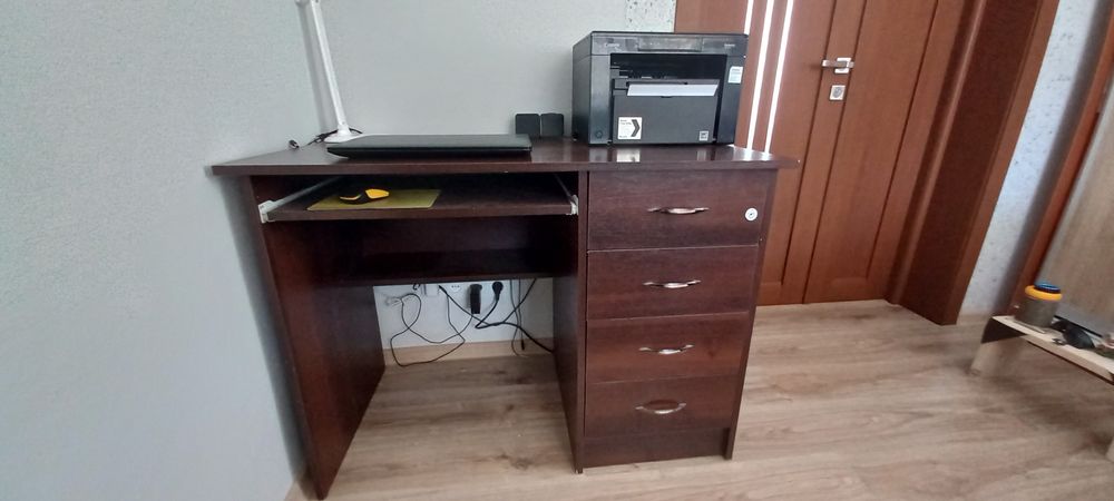 Продаю комп'ютерний стіл