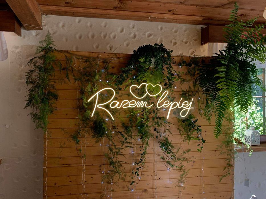 Napis love / miłość , ciężki dym , neon , balon z helem