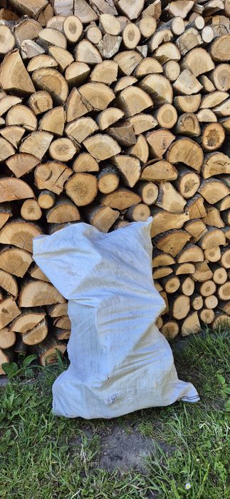 Sprzedam drewno dąb ,pocięte sezonowanena 25 cm kawałki.