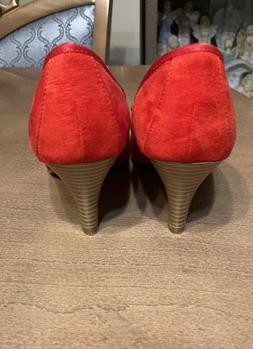 Czerwone zamszowe buty na obcasie Ariane
