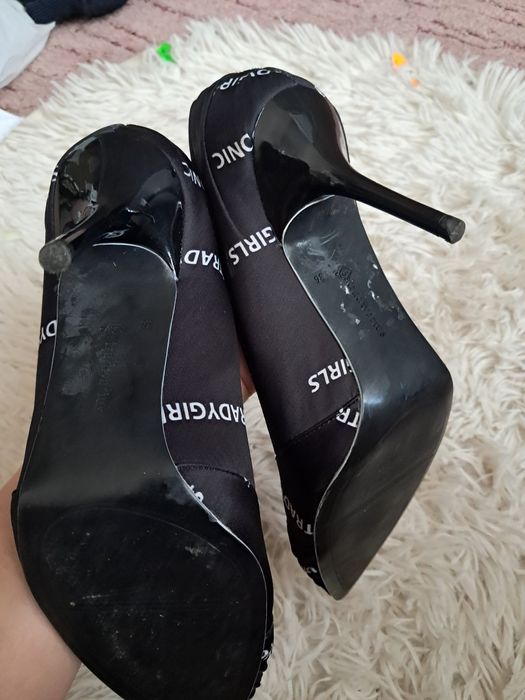 Czarne buty na obcasie Stradivarius 36