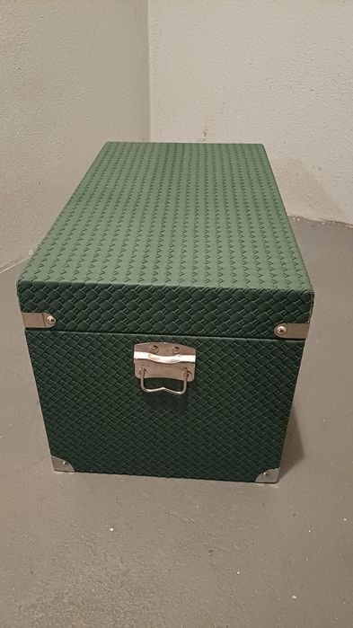 Baú de madeira de cor verde