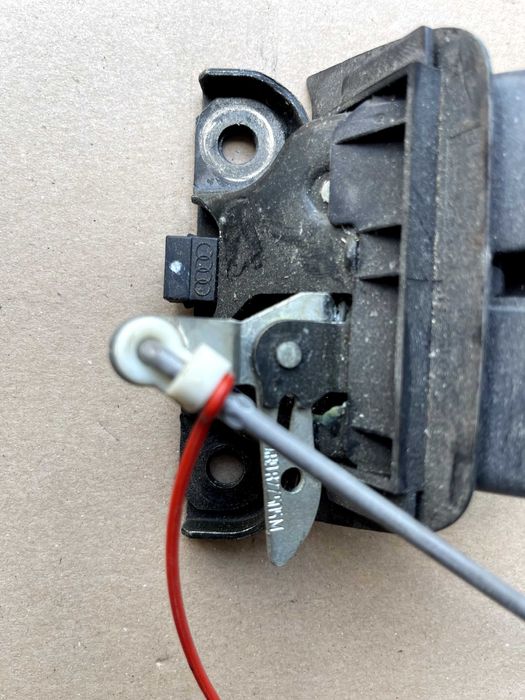 Zamek klapy tył Audi  A2 A6 C5 A4 B6 KOMBI