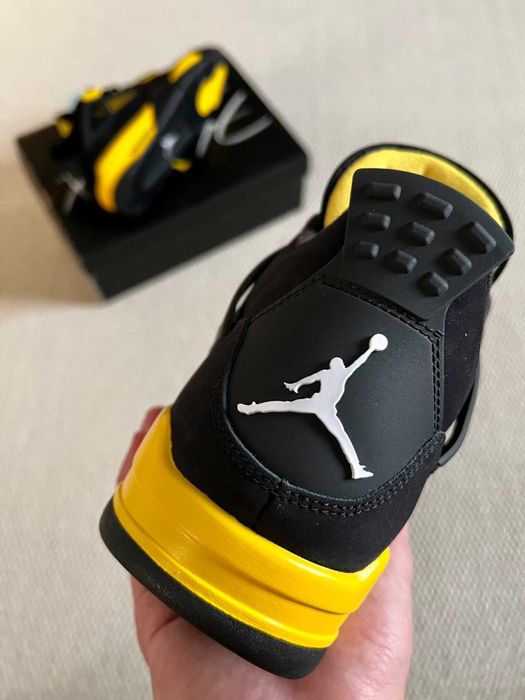 Jordan 4 RetroThunder unisex w kolorze czarnym i żółtym41