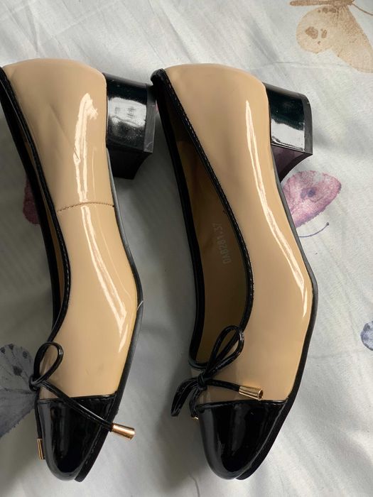 Buty damskie nowe beżowe lakierki, wkładka ze skóry nowe