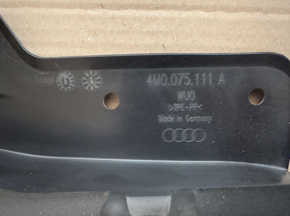 Оригінальні передні Бризговики Audi Q7 2019- Рестайлінг 4M0075111A