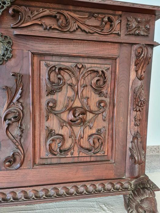 Arca Antiga em madeira trabalhada