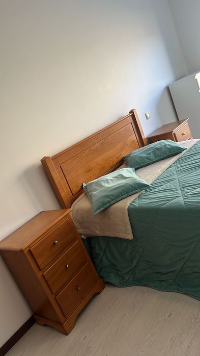 Vende se cama com criados em excelente estado, sem colchão