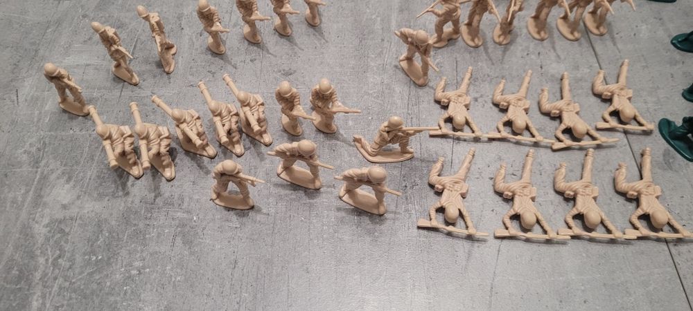 Żołnierze i figurki PRL 79 sztuk