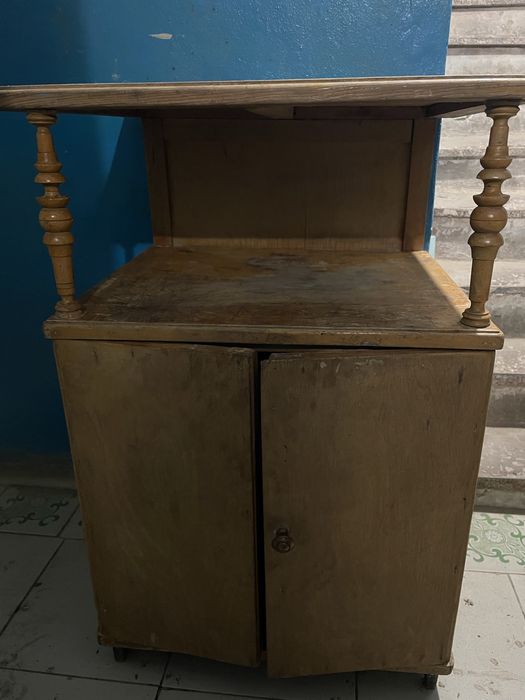 Дерявянная тумбочка