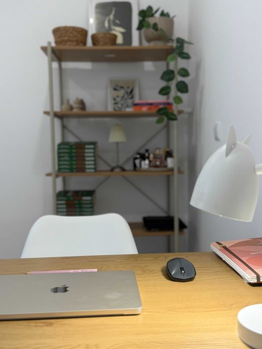 Mesa, estante e cadeira de escritorio