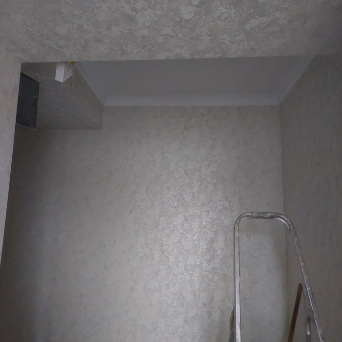 Поклейка шпалер,  фарбування стін та стель.