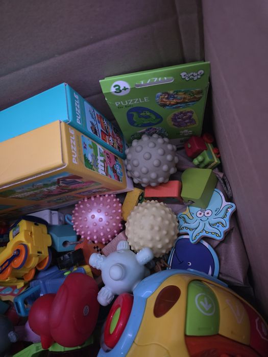 Велика коробка іграшок