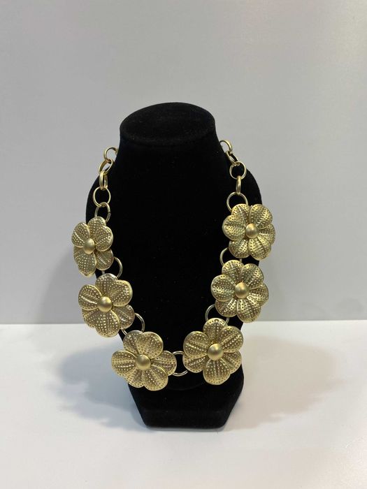 Colar Dourado com Flores