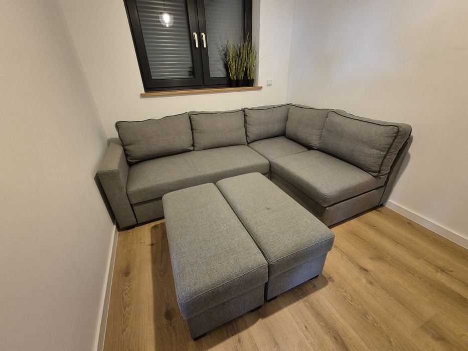 Narożnik szary z funkcją spania + pufy