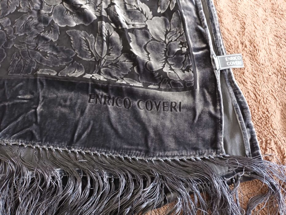 Echarpe cinza aveludada