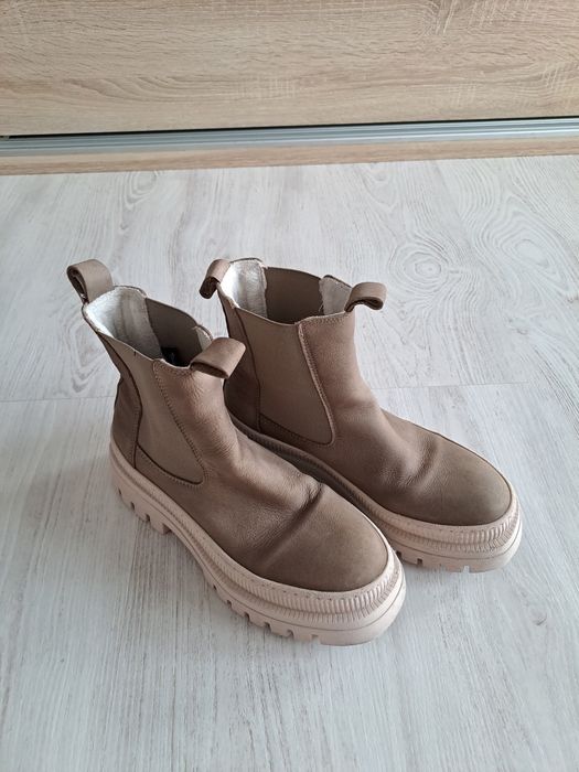 Skórzane beżowe botki damskie na grubej podeszwie  rozmiar 38