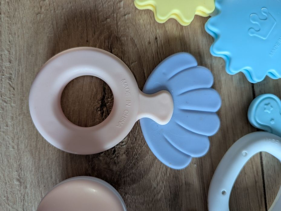 Zestaw gryzaków i grzechotek