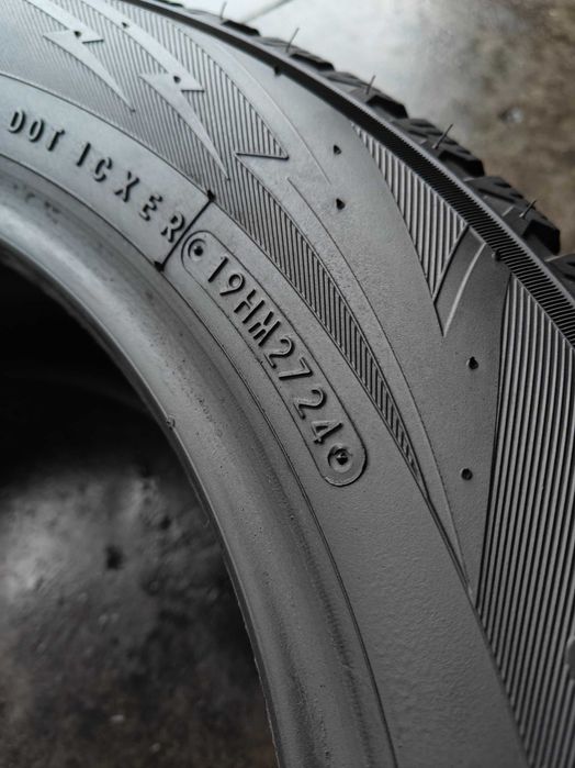 R17 215 60 шини зимові 24р Toyo Observe GSI-6LS як нові Японські