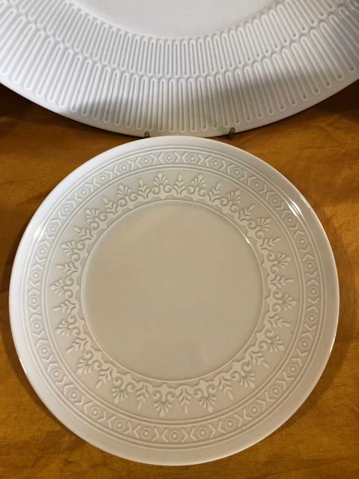 conjunto de peças de mesa em porcelana da vista alegre, três coleções