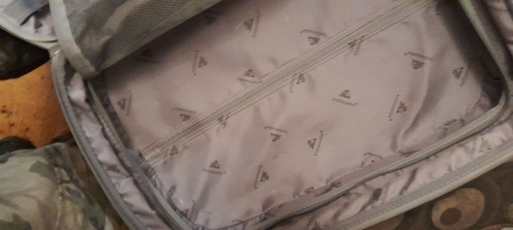 Продам чемодан пластиковый