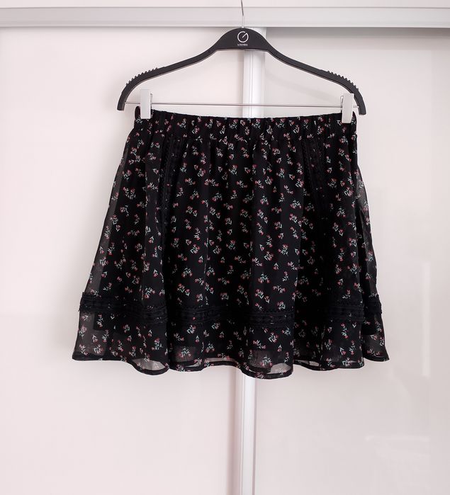 Czarna zwiewna spódnica mini w kwiaty Sinsay M 38 boho ditsy floral
Długość 41 cm
Szerokość w pasie 36,5 cm