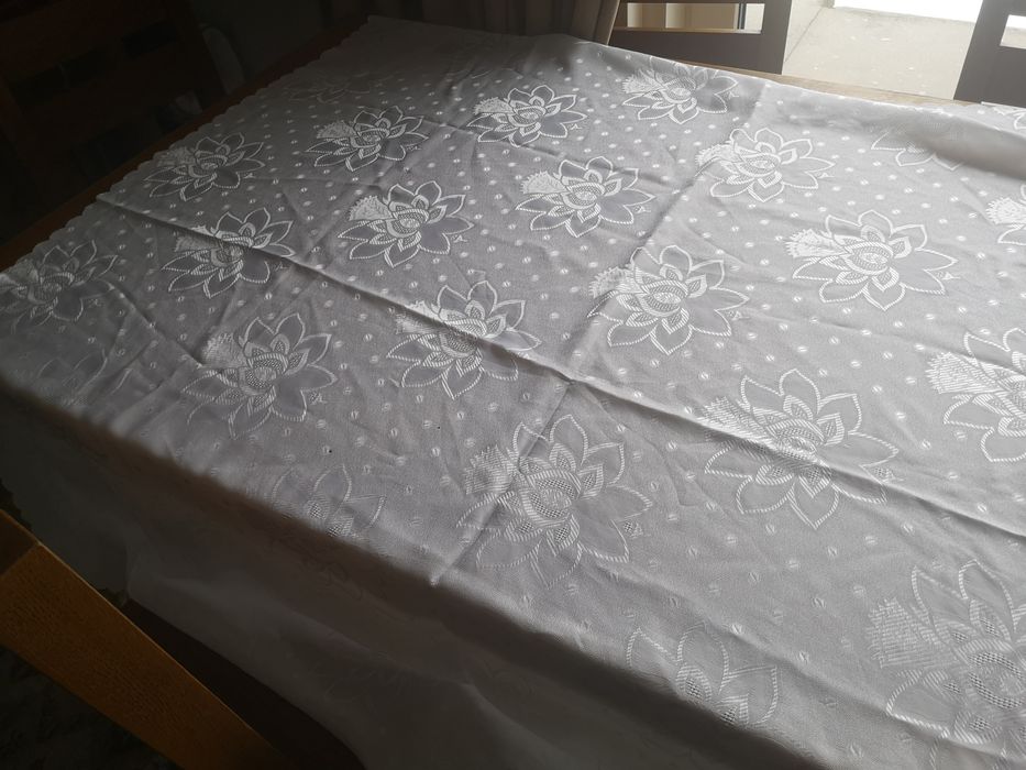 Biały obrus na stół elegancki 155cm na 160cm