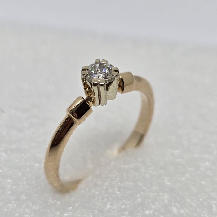 Каблучка з діамантом