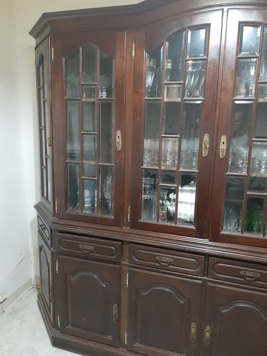 Móvel em madeira castanho