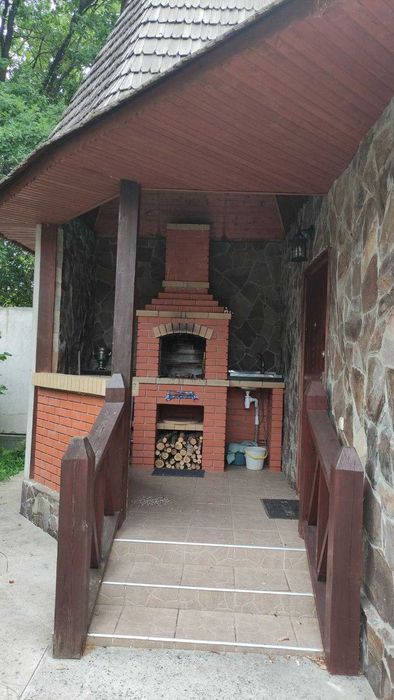 Продам усадьбу в Орловщине (3 дома на участке 40 соток)бассейн, беседка, камин