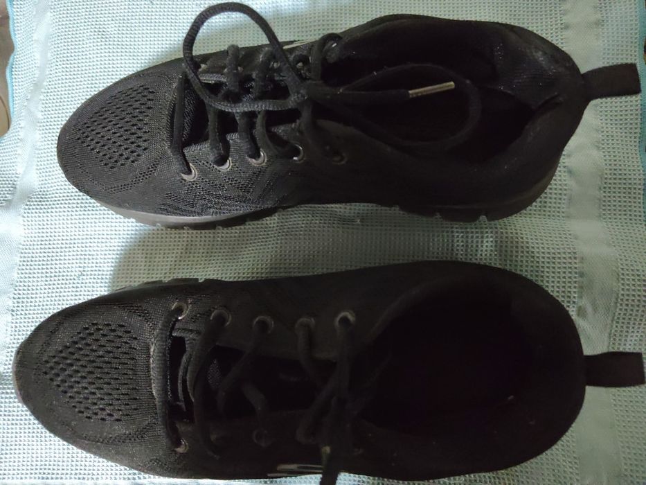 Ténis Skechers pretos impecáveis.