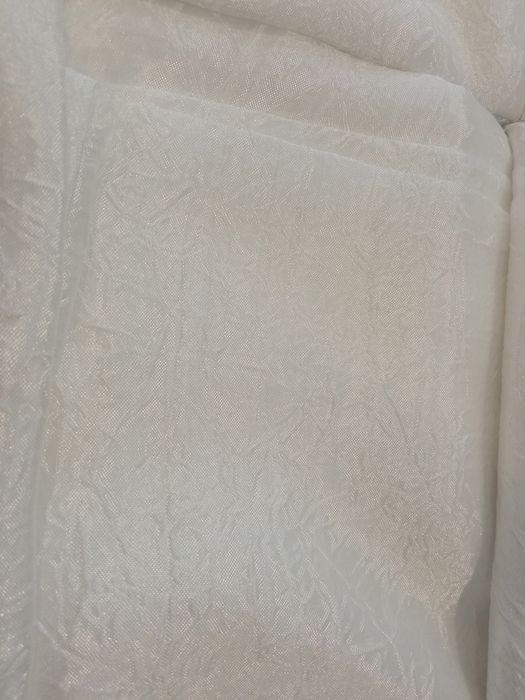 Padrão discreto e elegante (cortinados brancos  "amarrotados")